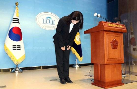 박지현 더불어민주당 공동비상대책위원장이 지난 24일 서울 여의도 국회 소통관에서 대국민 호소 기자회견 중 고개를 숙이고 있다. 김성룡 기자