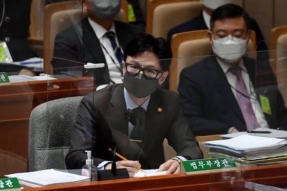 한동훈 법무부 장관이 지난 20일 국회 예산결산특별위원회에서 의원들의 질의에 답하고 있다. 김성룡 기자