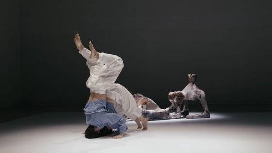 권오상 작가의 퍼포먼스 'Reclining Figure' . 임선영(안무), 서보권, 송유선, 임선영(무용), 차승우(음악), 최인숙(의상)이 참여했다. [사진 민티스트클럽]