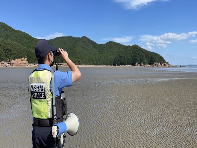 해양 경찰관이 실종된 낚시객을 찾고 있다.|인천해양경찰서 제공
