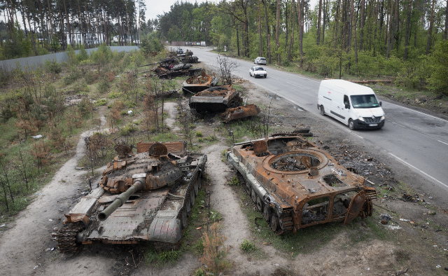 우크라이나 수도 키이우(키예프) 외곽 드미트리우카 마을의 길가에 23일(현지시간) 우크라이나군 공격으로 파괴된 러시아군 탱크 잔해가 방치돼 있다. 러시아와 우크라이나는 현재 동부 돈바스 지역을 놓고 격전을 벌이고 있다. AP연합뉴스