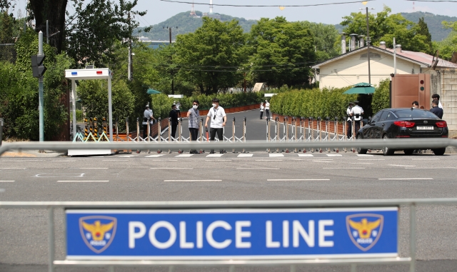 12일 오전 서울 용산구 대통령 집무실 출입구 주변에 바리케이드가 설치돼 있다. 뉴시스