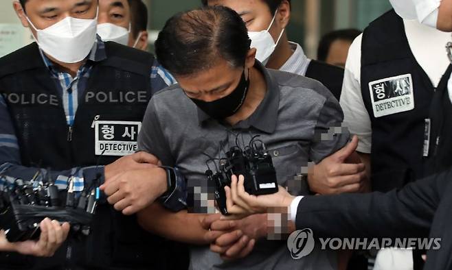 전자발찌를 훼손하고 여성 2명을 살해한 혐의를 받는 강윤성이 지난해 9월 서울 송파경찰서에서 검찰로 이송되는 모습. [사진 = 연합뉴스]