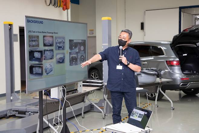 24일 오후 1시쯤 경기도 용인시 르노테크놀로지코리아에서 임철훈 르노코리아 수석연구원 팀장이 QM6 LPe 개발 과정을 설명하고 있다/사진제공=르노코리아