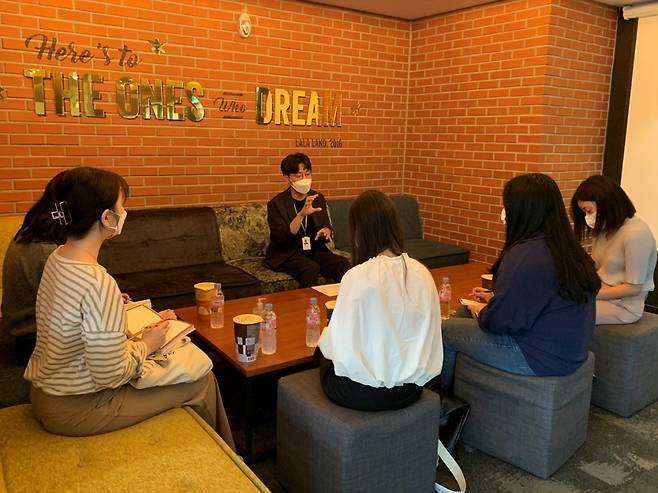 지난 25일, CJ CGV 본사에서 청년 직무 멘토링 청춘잡담을 진행하고 있는 모습/사진제공=CJ CGV