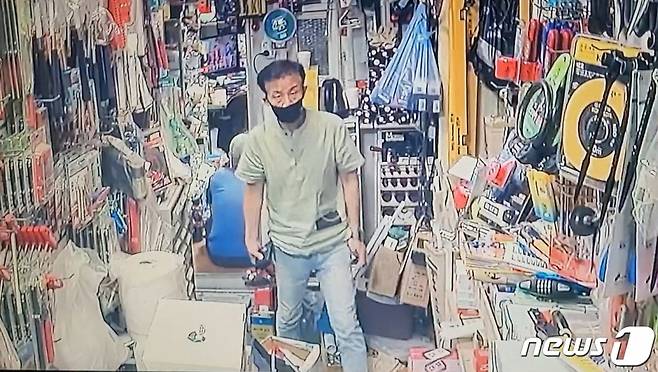 강윤성이  첫 번째 살인 범행 당일인 지난해 8월26일 오후 3시57분쯤서울 송파구에 위치한 철물점에서 공업용 절단기를 구입하는 모습. /사진=뉴스1