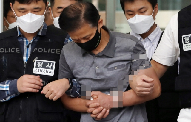 지난해 9월 7일 서울 송파경찰서에서 검찰로 송치되고 있는 강윤성. [헤럴드경제DB]