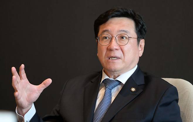 이찬희 삼성 준법감시위원회 위원장이 최근 서울 강남구 삼성동 파르나스타워 법무법인 율촌에서 진행한 본지와의 인터뷰에서 “많은 국민이 사면에 찬성하고 있다”며 “대한민국이 발전할 수 있도록 이재용 부회장을 사면해야 한다”고 말했다. [사진=이상섭 기자]