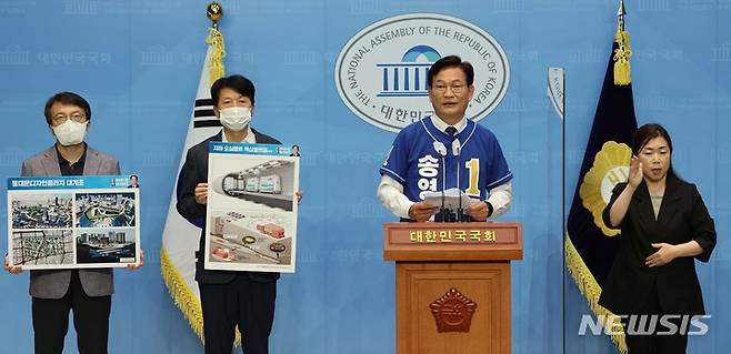 [서울=뉴시스] 김선웅 기자 = 송영길 더불어민주당 서울시장 후보가 26일 서울 여의도 국회 소통관에서 서울 대개조 공약 발표를 하고 있다. (공동취재사진) 2022.05.26. photo@newsis.com