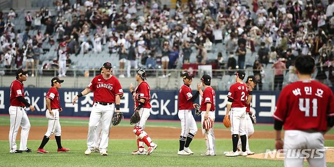 [서울=뉴시스] 정병혁 기자 = 8일 오후 서울 구로구 고척스카이돔에서 열린 2022 신한은행 SOL 프로야구 키움 히어로즈와 SSG랜더스 경기, 6대2로 승리한 SSG 선수들이 기뻐하고 있다. 2022.05.08. jhope@newsis.com