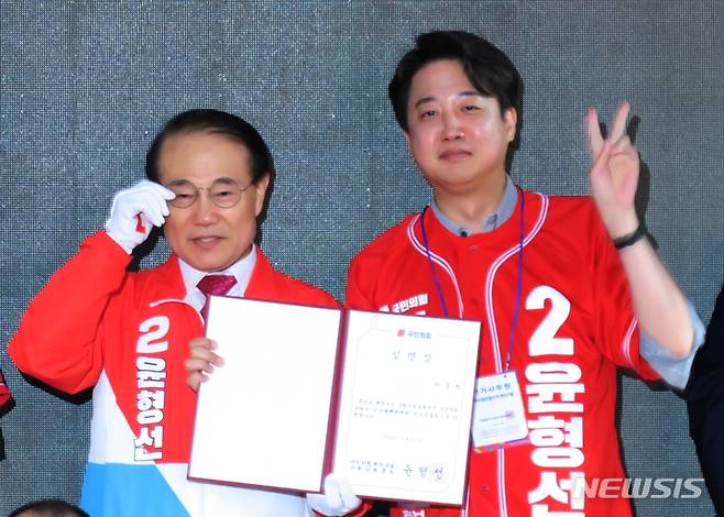[인천=뉴시스] 김동영 기자 = 국민의힘 이준석 대표 겸 상임선대위원장이 26일 오후 인천 계양구 계양구청 인근 먹자골목에서 6·1 계양을 국회의원 보궐선거에 출마한 윤형선 후보에게 선거사무원 임명장을 받고 기념촬영을 하고 있다. 2022.05.26. dy0121@newsis.com