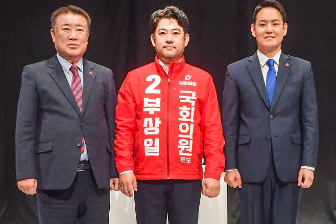 제주CBS와 제주MBC·제주일보·제주의소리 공동기획 초청 토론회에 참석한 제주시을 국회의원 보궐선거 후보들. 왼쪽부터 무소속 김우남, 국민의힘 부상일, 민주당 김한규 후보. 제주일보 제공