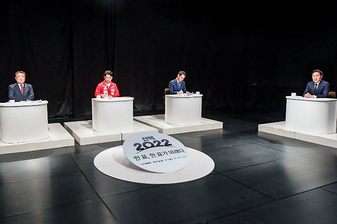 제주CBS와 제주MBC·제주일보·제주의소리 공동기획 초청 토론회에 참석한 제주시을 국회의원 보궐선거 후보들. 왼쪽부터 무소속 김우남, 국민의힘 부상일, 민주당 김한규 후보. 제주일보 제공