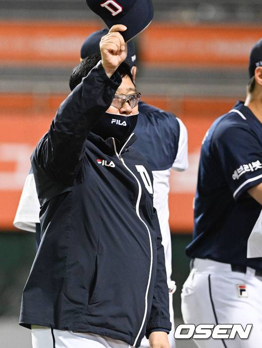 [OSEN=대전,박준형 기자]경기종료 후 두산 김태형 감독이 팬들에게 인사를 하고 있다.  2022.05.26 / soul1014@osen.co.kr