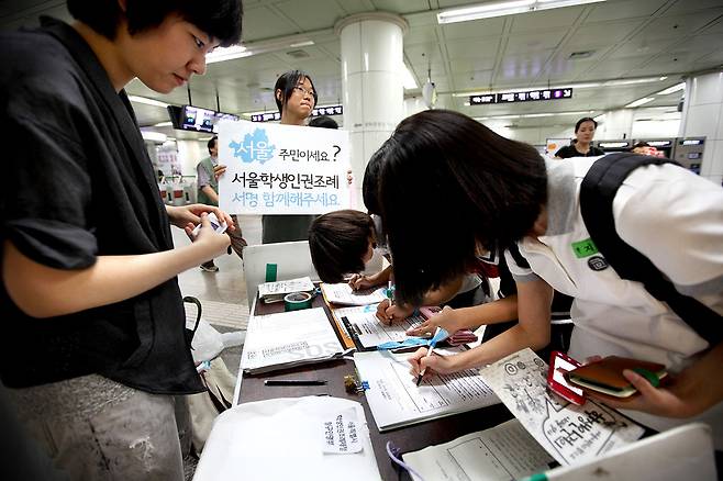 2011년 서울 광화문에서 학생인권조례 제정을 위해 서명하는 시민들. ⓒ시사IN 자료