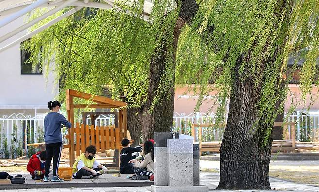 버드나무 그늘에서 대나무로 목공체험 하는 학생들 [사진/진성철 기자]