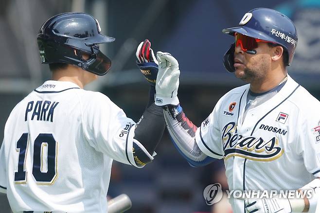 두산 베어스 페르난데스(오른쪽) [연합뉴스 자료사진]