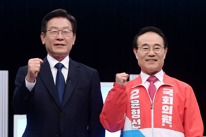 인천 계양구을 재·보궐 선거에 출마선언한 이재명 더불어민주당 후보와 윤형선 국민의힘 후보가 25일 오후 경기도 부천시 OBS경인TV 스튜디오에서 열린 계양구 선거관리위원회 주관 ‘국회의원 보궐선거 계양구을선거구 후보자 토론회’ 시작에 앞서 기념촬영을 하고 있다.(사진= 뉴시스)