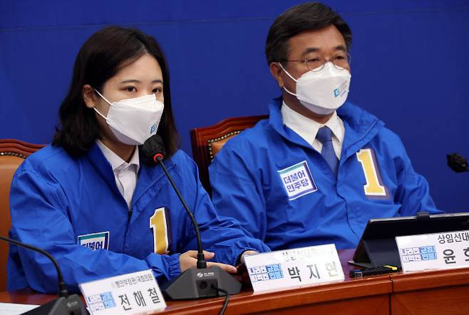 박지현(왼쪽) 더불어민주당 공동상임선대위원장이 지난 25일 오전 서울 여의도 국회에서 열린 국정균형과 민생안정을 위한 선대위 합동회의에서 발언하고 있다.(사진=연합뉴스)