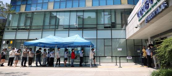 6·1 지방선거와 국회의원 보궐선거의 사전투표가 시작된 27일 점심 시간대에 서울 강남구 역삼1동 사전투표소에서 유권자들이 줄을 서 있는 가운데 햇볕이 드는 곳에서 줄이 끊겨 있다. (사진=연합뉴스)