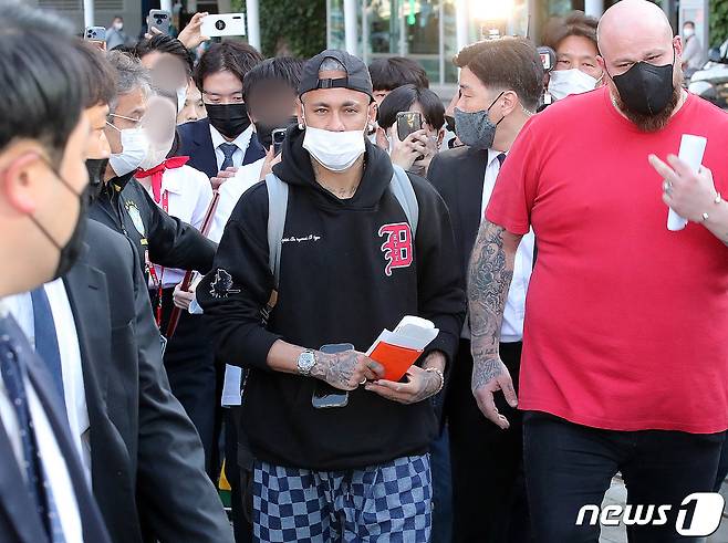 브라질 축구대표팀의 '슈퍼스타' 네이마르(파리 생제르맹)이 대한민국과의 평가전을 위해 26일 오후 인천국제공항 제1터미널을 통해 입국 후 코로나19 검사센터로 향하고 있다. 대한민국과 브라질의 경기는 오는 6월 2일 서울월드컵경기장에서 열린다. 2022.5.26/뉴스1 © News1 김진환 기자