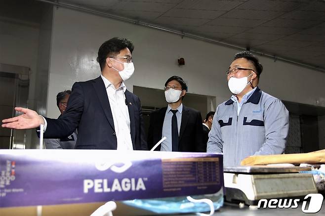 윤태식 관세청장(왼쪽)이 26일 오후 부산 감천항 수산물 냉동 보세창고를 방문해 수입 수산물 신속통관을 당부했다.© 뉴스1