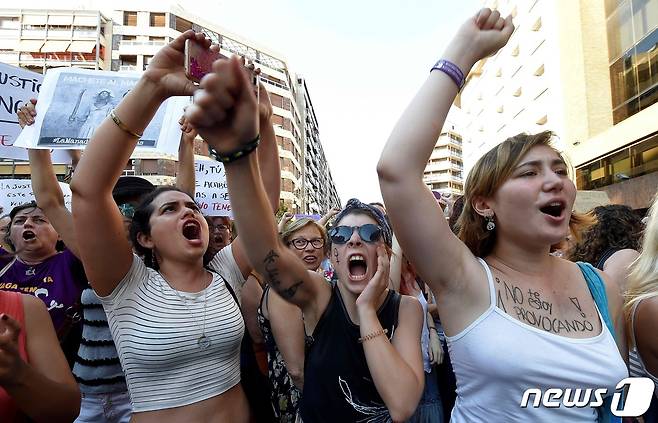 2016년 스페인 발렌시아주에서 여성 시위대가 팜플로나 소몰이 축제에서 발생한 성폭력 사건 가해자들의 처벌을 강하게 촉구하고 있다. © AFP=뉴스1