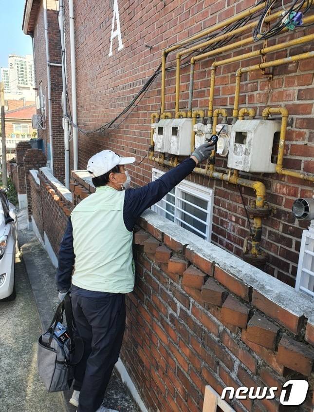 동작구의 생활시설 점검 대원이 안전 취약가구의 가스계량기를 점검하고 있다.(동작구청 제공) © 뉴스1