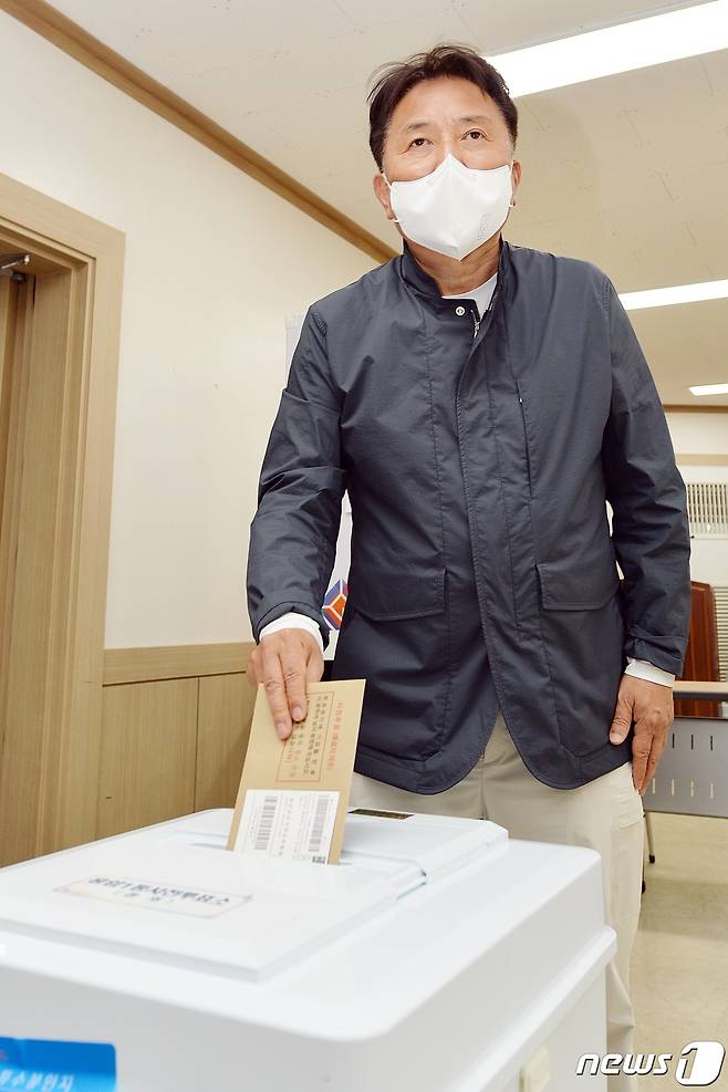 국민의힘 김영환 충북지사 후보가 오전 11시 청주 용암 1동 주민센터를 찾아 사전 투표하고 있다. © 뉴스1