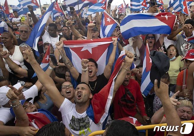 미국 마이애미 리틀 아바나에서 쿠바 현지 시위를 지지하는 사람들이 모였다. 쿠바 정부에 항의하는 것과 더불어 코로나19 백신 접종 속도를 규탄하는 목소리도 이어졌다. © AFP=뉴스1 © News1 이정후 기자
