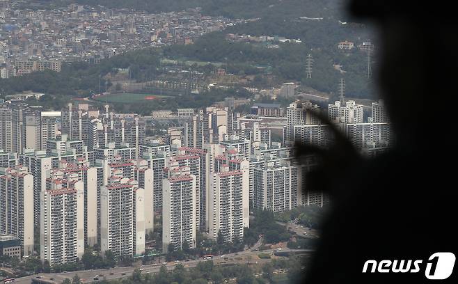 사진은 24일 서울 송파구 롯데월드타워 전망대 서울스카이에서 바라본 서울 시내 아파트 모습. 2022.5.24/뉴스1 © News1 임세영 기자