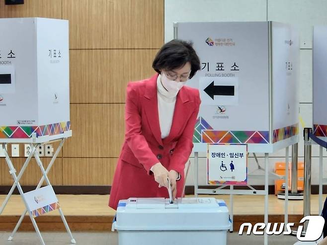 이인선 국민의힘 대구 수성구을 국회의원 보궐선거 후보가 27일 오전 수성구 수성2·3가동행정복지센터에서 사전투표를 하고 있다. (이인선 후보 제공) 2022.5.27© 뉴스1