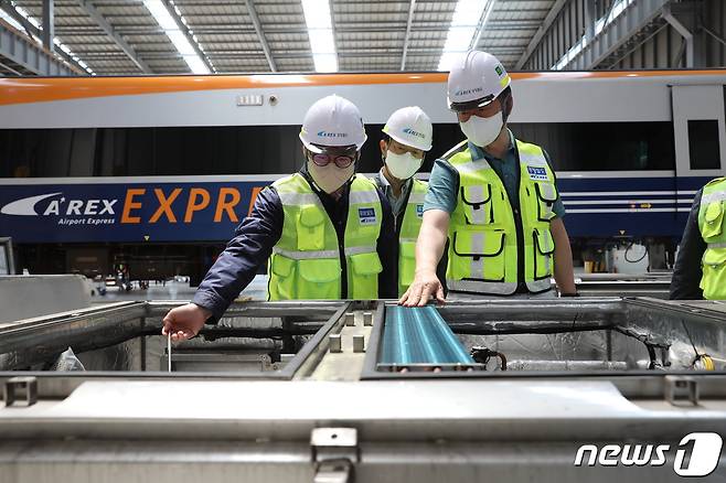 김종대 부사장(오른쪽)이 27일 용유차량기지에서 냉방장치 제어기를 점검하고 있다.(공항철도 제공)2022.5.27/뉴스1