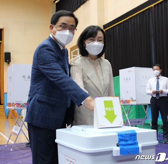 제8회 전국동시지방선거 사전투표 첫날인 27일 오전 허성무 더불어민주당 창원시장 후보 부부가 창원시 의창구 '팔룡동사전투표소'를 찾아 투표를 하고 있다(허 후보 선거대책위 제공).© 뉴스1