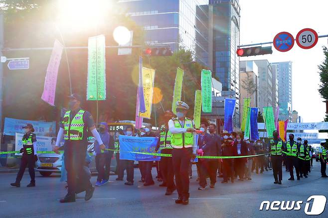 제42주년 5·18민주화운동 기념 부활제가 열린 27일 오후 6시 광주 동구 5·18민주광장에 만장기 행렬이 들어오고 있다. 2022.5.27/뉴스1 © News1 이수민 기자