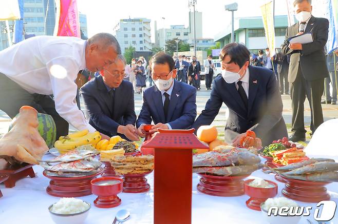 제42주년 5·18민주화운동 기념 부활제가 열린 27일 오후 6시 광주 동구 5·18민주광장 알림탑 앞에서 황일봉 5·18부상자회장과 임종수 5·18공로자회장을 비롯한 오월단체 관계자들이 오월영령의 넋을 기리며 제례를 올리고 있다. 2022.5.27/뉴스1 © News1 이수민 기자