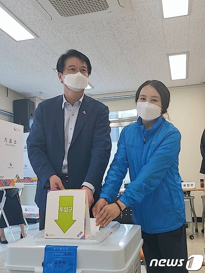 원창묵 더불어민주당 원주 갑 국회의원 후보(왼쪽)가 6‧1 지방선거 사전투표 첫날인 27일 원주 단계동행정복지센터에 마련된 사전투표소에서 배우자인 김문숙씨와 함께 투표를 하고 있다. (원창묵 더불어민주당 원주 갑 국회의원 후보 선거사무소 제공) 2022.5.27/뉴스1 신관호 기자