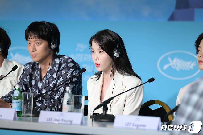 배우 이지은(활동명 아이유)이 27일 (현지시간) 제75회 칸 국제영화제가 열리고 있는 프랑스 남부 칸 ‘팔레 데 페스티벌’(Palais des Festivals) 에서 열린 경쟁부문 진출작 ‘브로커’기자회견에 참석해 질문자의 질문을 듣고 있다. 2022.5.27/뉴스1 © News1 이준성 프리랜서기자