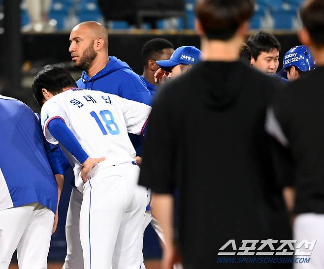 2022 KBO리그 KT 위즈와 삼성 라이온즈의 경기가 21일 대구 삼성라이온즈파크에서 열렸다. KT가 5-2로 승리하며 2연승을 달렸다. 승패를 기록하지 못한 삼성 수아레즈가 팬들에게 인사를 하기 위해 그라운드로 나서고 있다. 대구=허상욱 기자wook@sportschosun.com/2022.05.21/