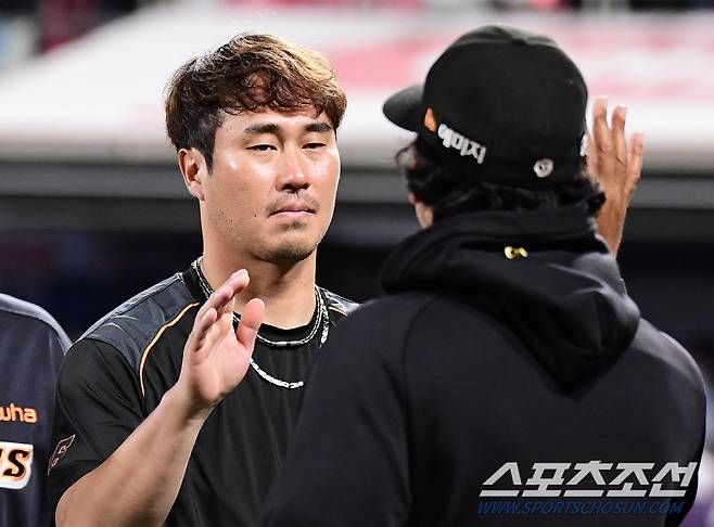 27일 수원 케이티위즈파크에서 KBO리그 KT와 한화의 경기가 열렸다. 한화가 KT에 승리했다. 경기 종료 후 승리의 기쁨을 나누고 있는 한화 장민재. 수원=송정헌 기자songs@sportschosun.com/2022.05.27/