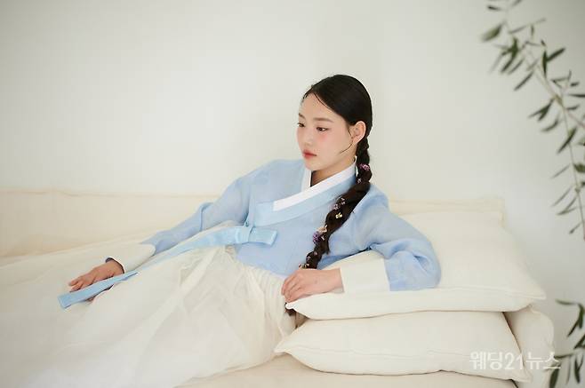 사진 : 한복 박미정의한복이야기,&nbsp;에디터 조윤예,&nbsp;포토그래퍼 최지석(스투디오 사이),&nbsp;모델 신수경,&nbsp;헤어 초희 메이크업 구다연(쉬작),&nbsp;제품협찬 수야,&nbsp;플라워 안부플라워