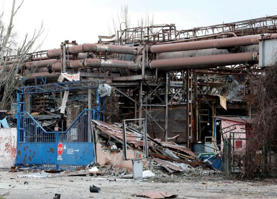 러시아의 공습으로 파괴된 우크라이나 마리우폴 공장 모습 [이미지출처=로이터연합뉴스]