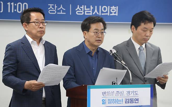 김동연 더불어민주당 경기도지사 후보가 26일 오전 경기 성남시 중원구 성남시의회 세미나실에서 열린 '한국형 실리콘밸리 완성 기자회견'에서 배국환(왼쪽) 더불어민주당 성남시장 후보와 김병관(오른쪽) 더불어민주당 성남 분당갑 후보와 함께 발언하고 있다./뉴스1
