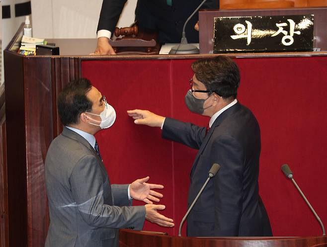 박홍근 더불어민주당 원내대표(왼쪽)와 권성동 국민의힘 원내대표가 지난 20일 오후 국회에서 본회의에 앞서 단상 앞에서 이야기를 나누고 있다. /뉴스1