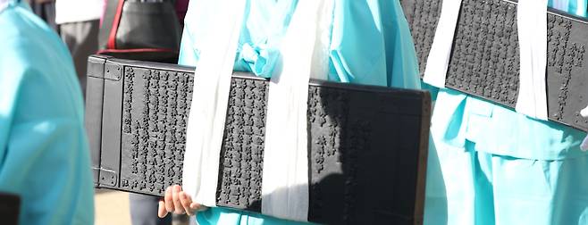 '제62회 해인사 고려 팔만대장경의 날(정대불사)'을 기념해 지난달 8일 오후 경남 합천군 해인사에서 팔만대장경을 옮기는 이운 행렬이 진행되고 있다. /연합뉴스