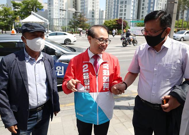 6·1 인천 계양을 국회의원 보궐선거에 출마한 국민의힘 윤형선 후보가 24일 오후 인천시 계양구 한 길거리에서 주민들에게 지지를 호소하고 있다. /연합뉴스