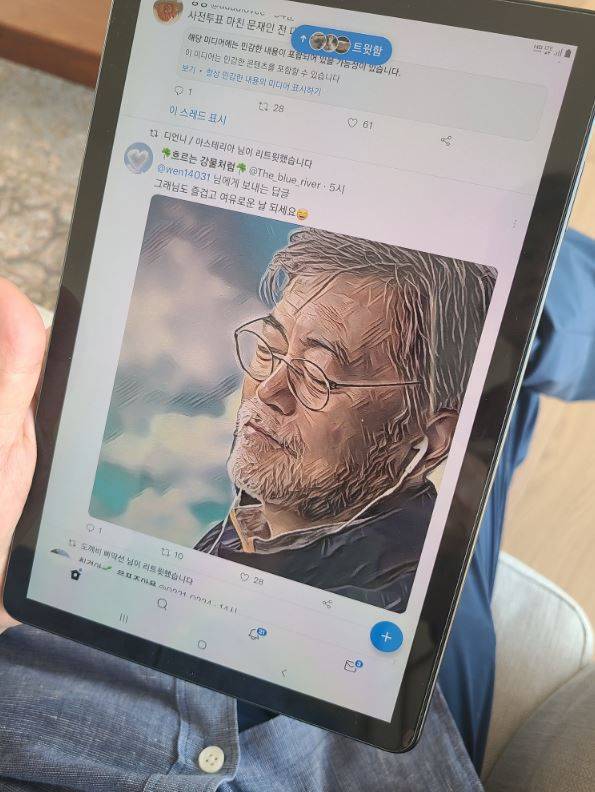 문재인 전 대통령의 딸 다혜씨가 27일 SNS를 개설해 경남 양산 사저에서 독서를 하다 낮잠에 든 아버지의 사진을 올렸다./문다혜씨 트위터