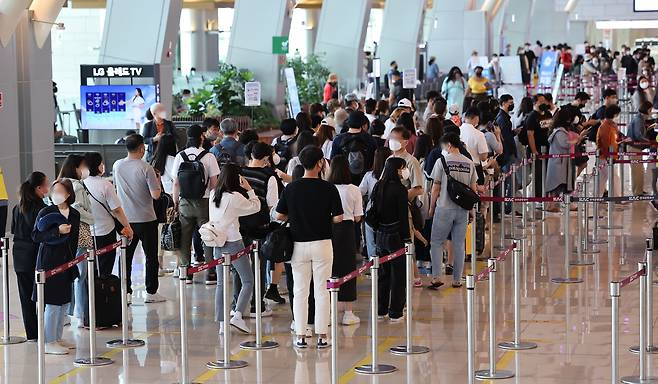 24일 서울 강서구 김포국제공항 국내선 청사가 여행객들로 붐비고 있다. /연합뉴스