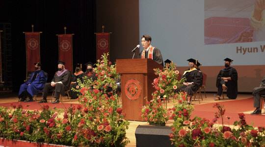 졸업생 대표 연설을 하는 조현우 유타대아시아캠퍼스 신문방송학과 졸업생.<유타대 제공>