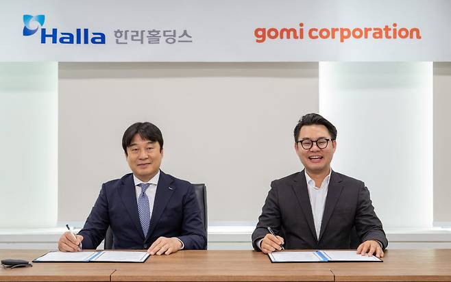 이우영 한라홀딩스 전무(왼쪽)와 장건영 고미코퍼레이션 대표가 협약을 체결하고 있다.